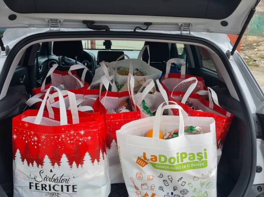Sacoșe cu daruri de Crăciun pregătite în portbagajul unei mașini