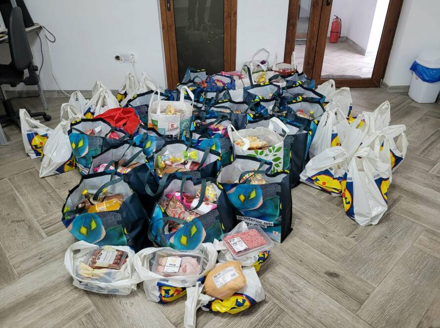 Pachete cu alimente pentru Paști, pregătite în sacoșe pe podea