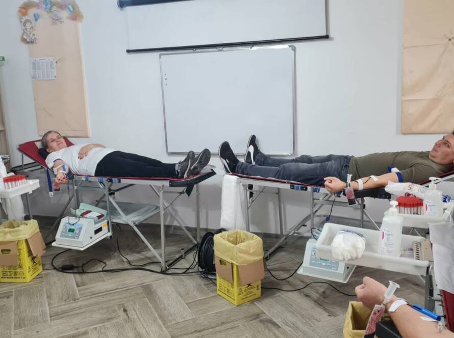 Mai mulți donatori întinși pe paturile de donare, în sala amenajată pentru campanie