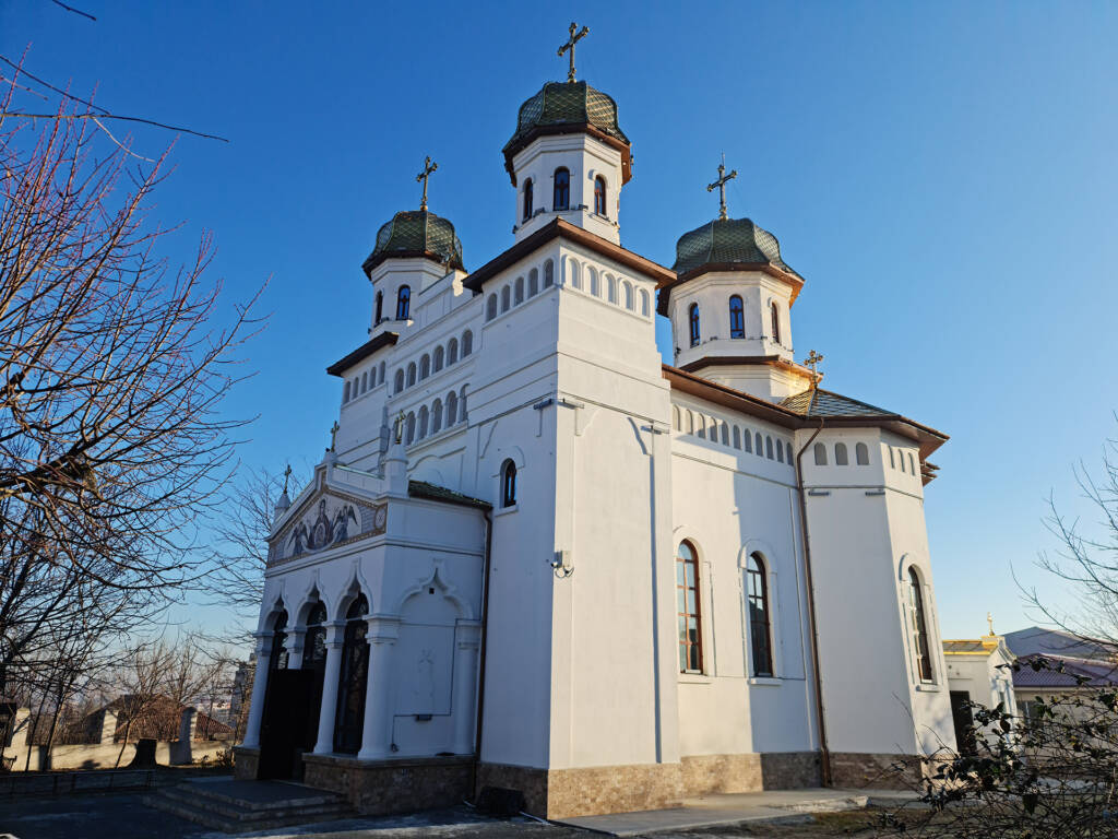Catedrala Sfinții Apostoli Petru și Pavel — exterior