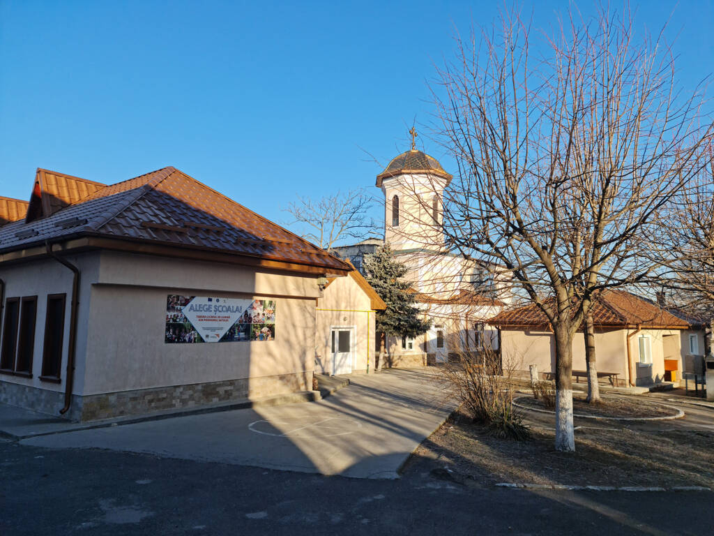 Curtea parohiei și Catedrala Sfinții Apostoli Petru și Pavel