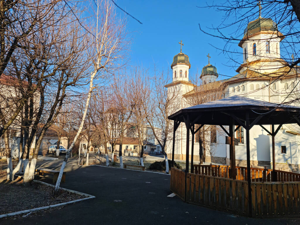 Curtea Catedralei Sfinții Apostoli Petru și Pavel