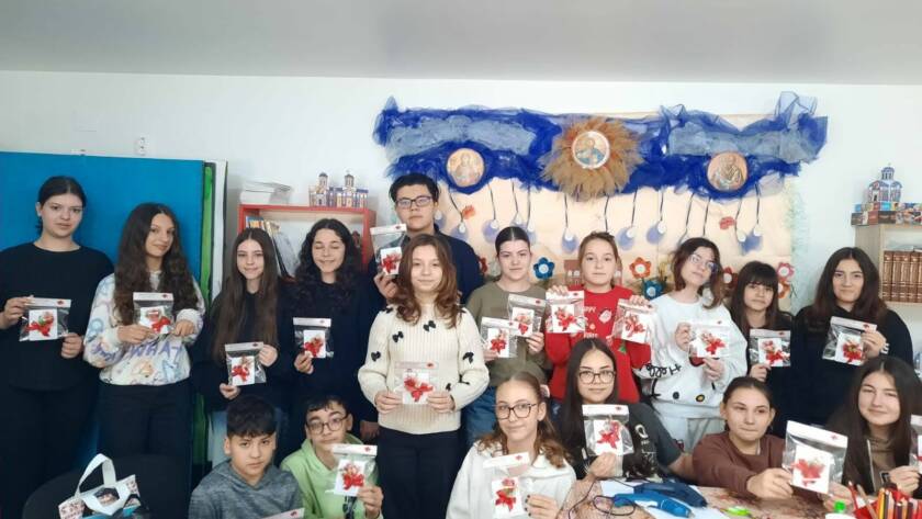 Grupul de copii prezentând felicitările realizate la atelierul de mărțișoare
