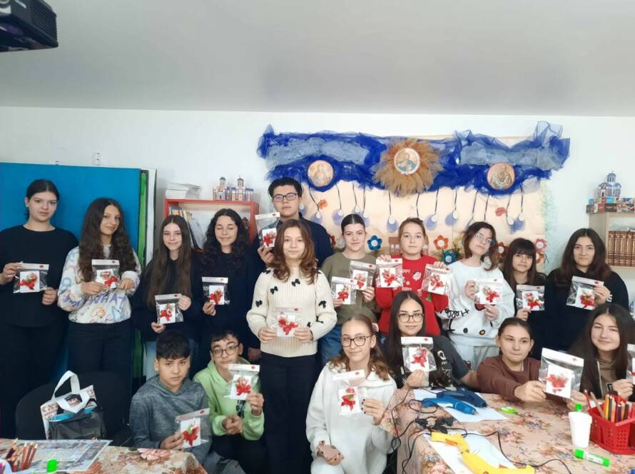 Grupul de copii prezentând felicitările realizate la atelierul de mărțișoare