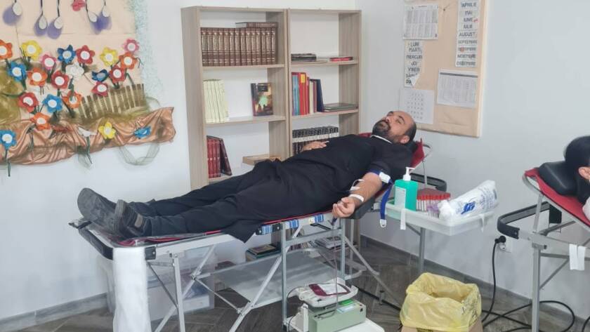 Donator întins pe patul de recoltare în sala Centrului social-educațional al parohiei