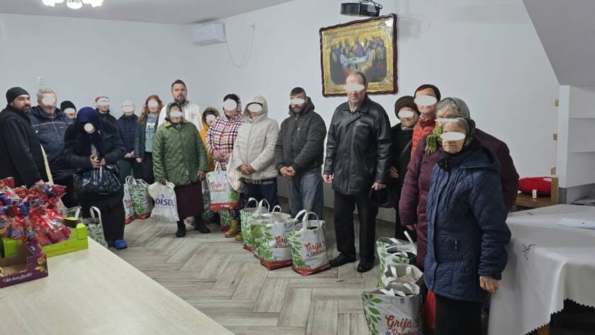 Grup de voluntari alături de pachetele pregătite pentru familiile sprijinite