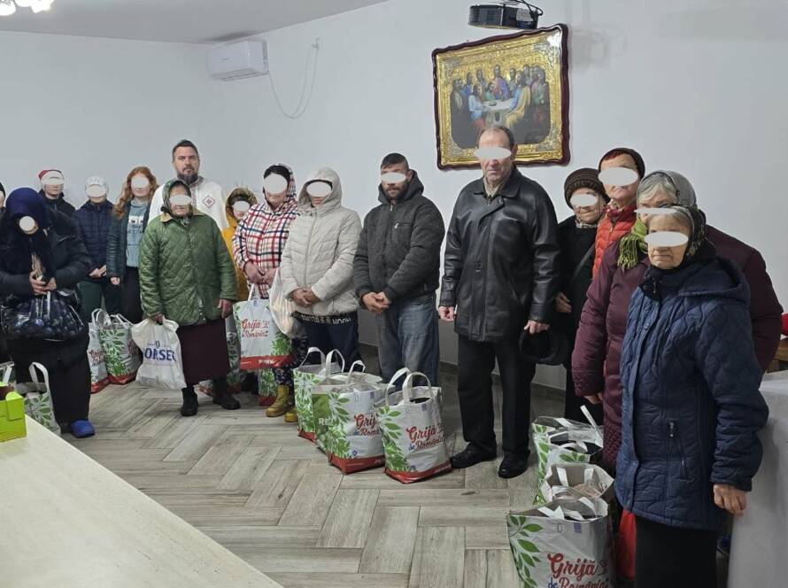 Grup de voluntari alături de pachetele pregătite pentru familiile sprijinite
