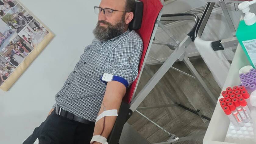 Donatori și voluntari la acțiunea de donare de sânge din biserică