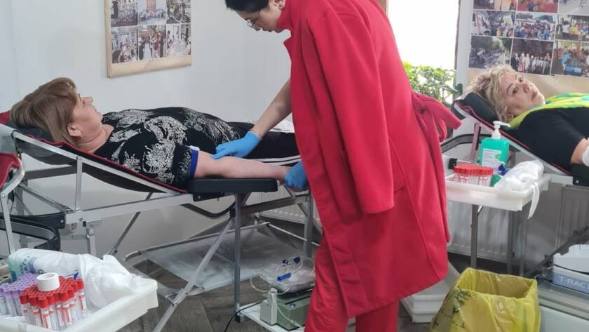Voluntari și cadre medicale la activitatea filantropică
