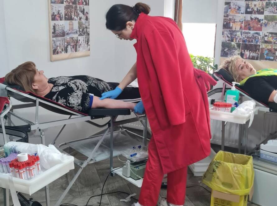 Voluntari și cadre medicale la activitatea filantropică