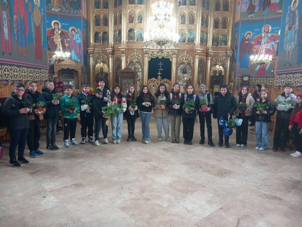 Elevi ai Școlii Lucian Grigorescu în curtea bisericii