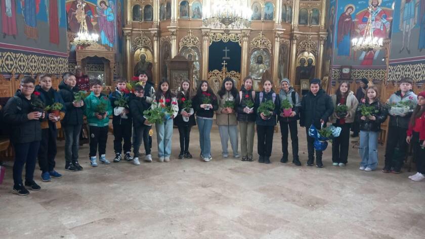Elevi ai Școlii Lucian Grigorescu în curtea bisericii
