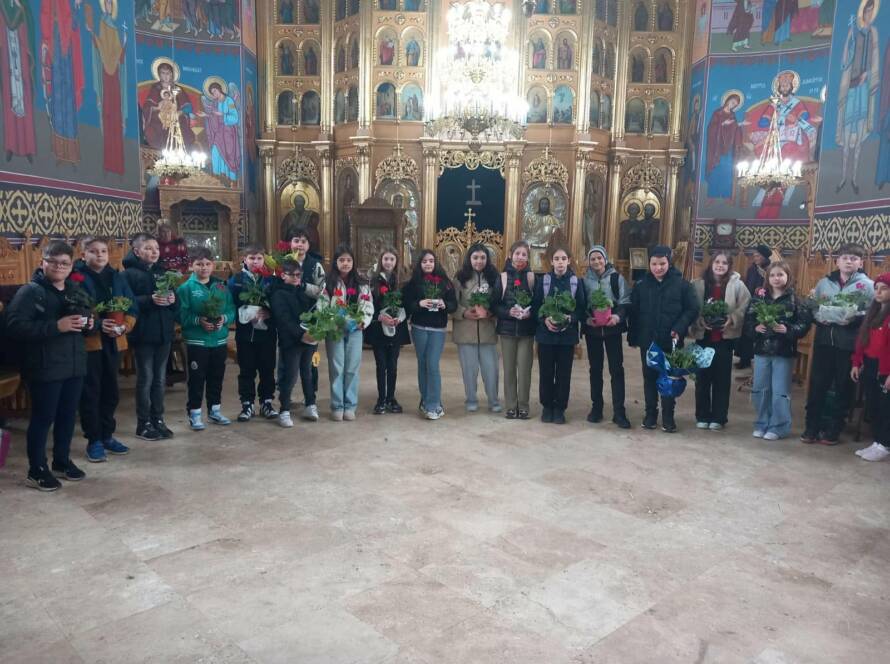 Elevi ai Școlii Lucian Grigorescu în curtea bisericii