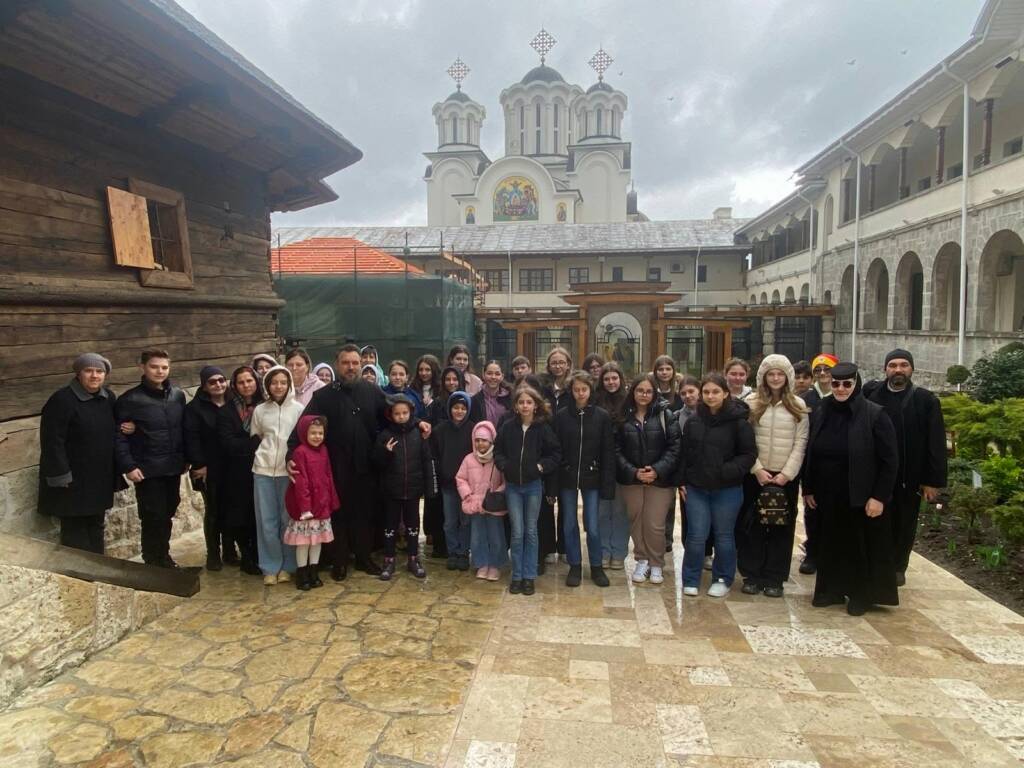 Grupul parohial la locul de pomenire a părintelui Arsenie Papacioc