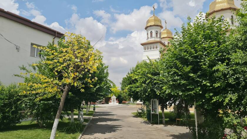 Catedrala Sfinții Apostoli Petru și Pavel văzută din curtea parohială