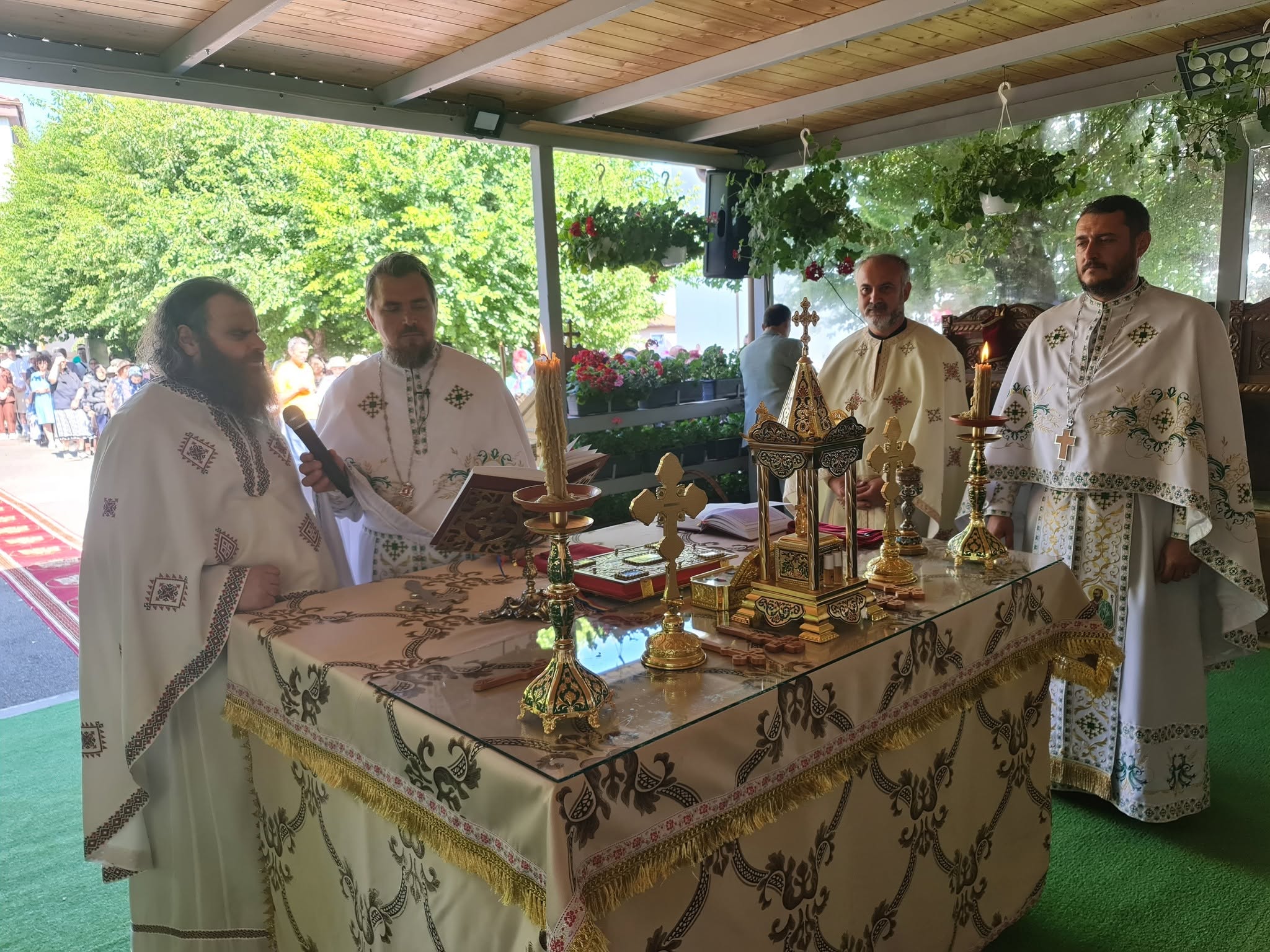 Preoți slujitori în jurul Sfintei Mese la hramul bisericii.