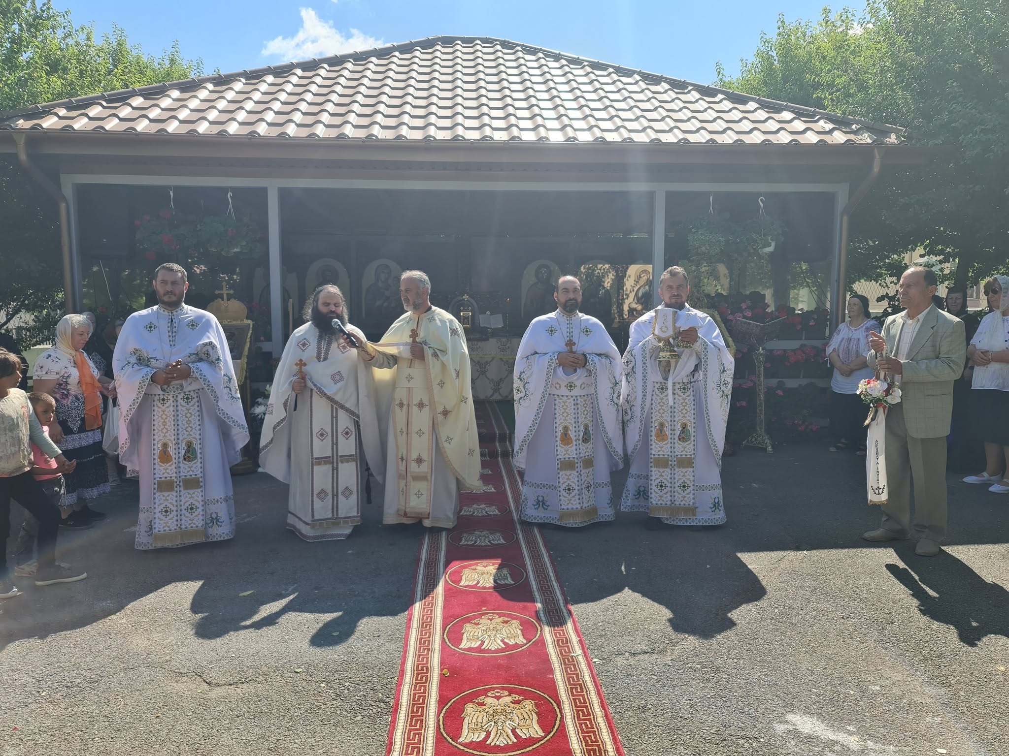 Soborul de preoți și credincioși la încheierea slujbei hramului.