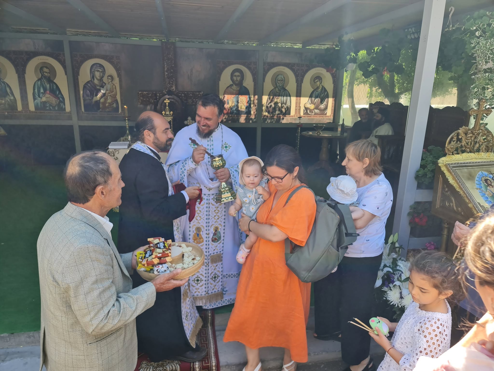 Copii și părinți primesc binecuvântare după slujba hramului.