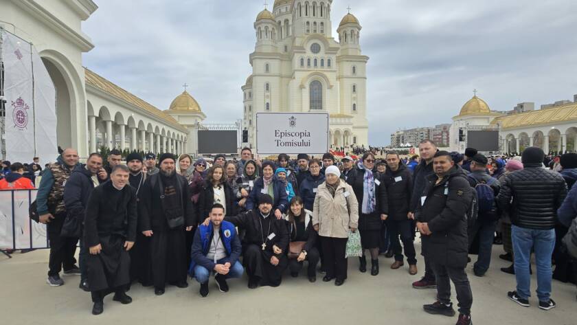 Fotografie de grup a pelerinilor din delegație, cu pancarta „Episcopia Tomisului”, în fața Catedralei Naționale