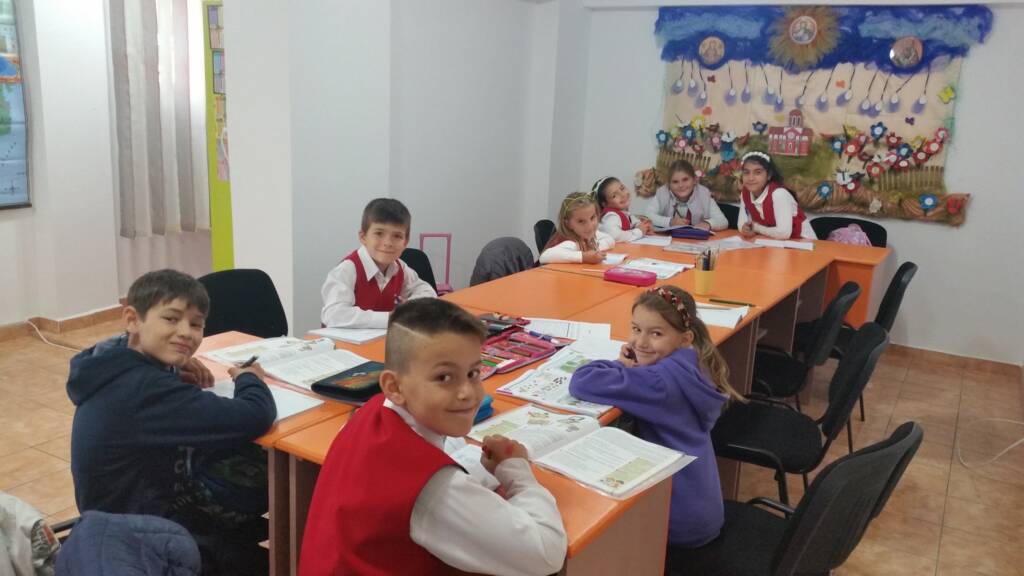 Copii la Afterschool, făcând temele în sala parohiei