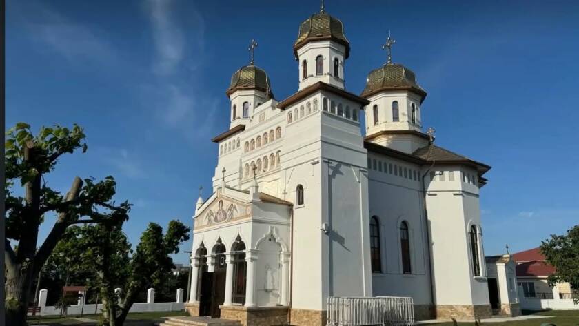 Catedrala Sfinții Apostoli Petru și Pavel din Medgidia, văzută din exterior