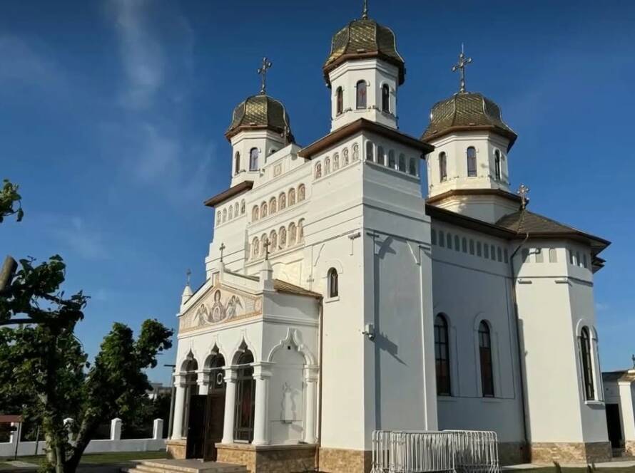 Catedrala Sfinții Apostoli Petru și Pavel din Medgidia, văzută din exterior