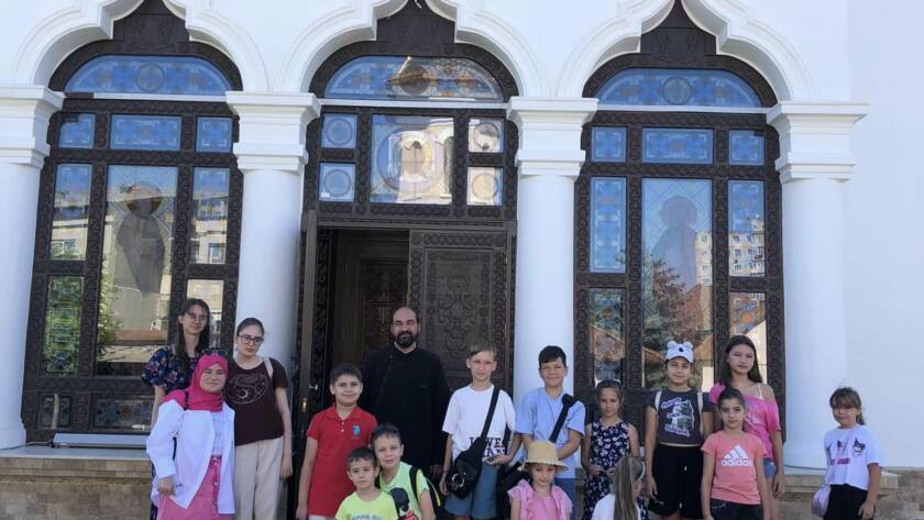 Grupul de copii de la Biblioteca de vacanță pe treptele bisericii