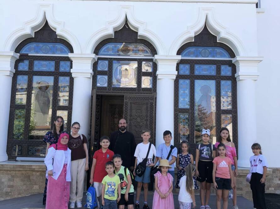 Grupul de copii de la Biblioteca de vacanță pe treptele bisericii