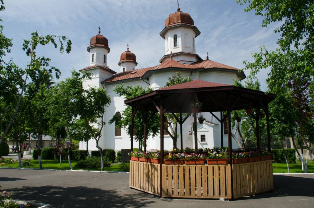 Biserica parohială și foișorul din curte