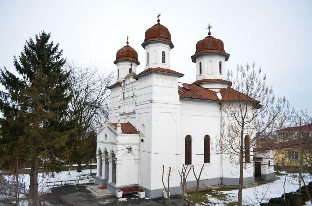 Biserica parohială Sfinții Apostoli Petru și Pavel — exterior, iarna
