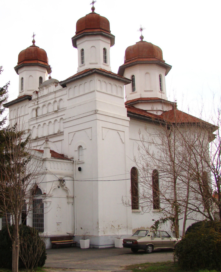 Biserica parohială Sfinții Apostoli Petru și Pavel — exterior
