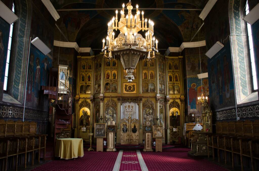 Interiorul bisericii parohiale, cu iconostasul și candelabrul