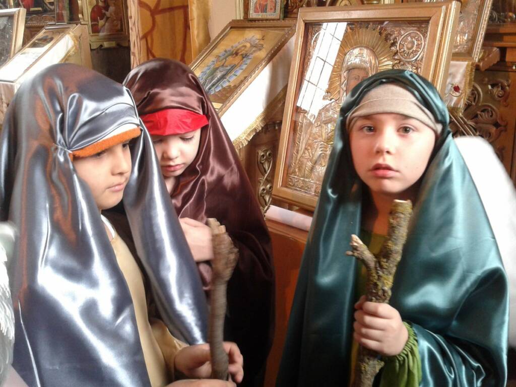 Copii în costume la serbarea de Crăciun a proiectului „În tinda bisericii”, 2012
