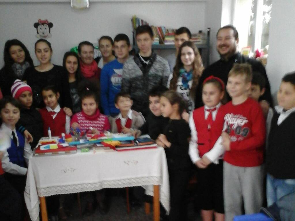Copiii proiectului „În tinda bisericii” împreună cu profesori și preotul parohiei, 2014